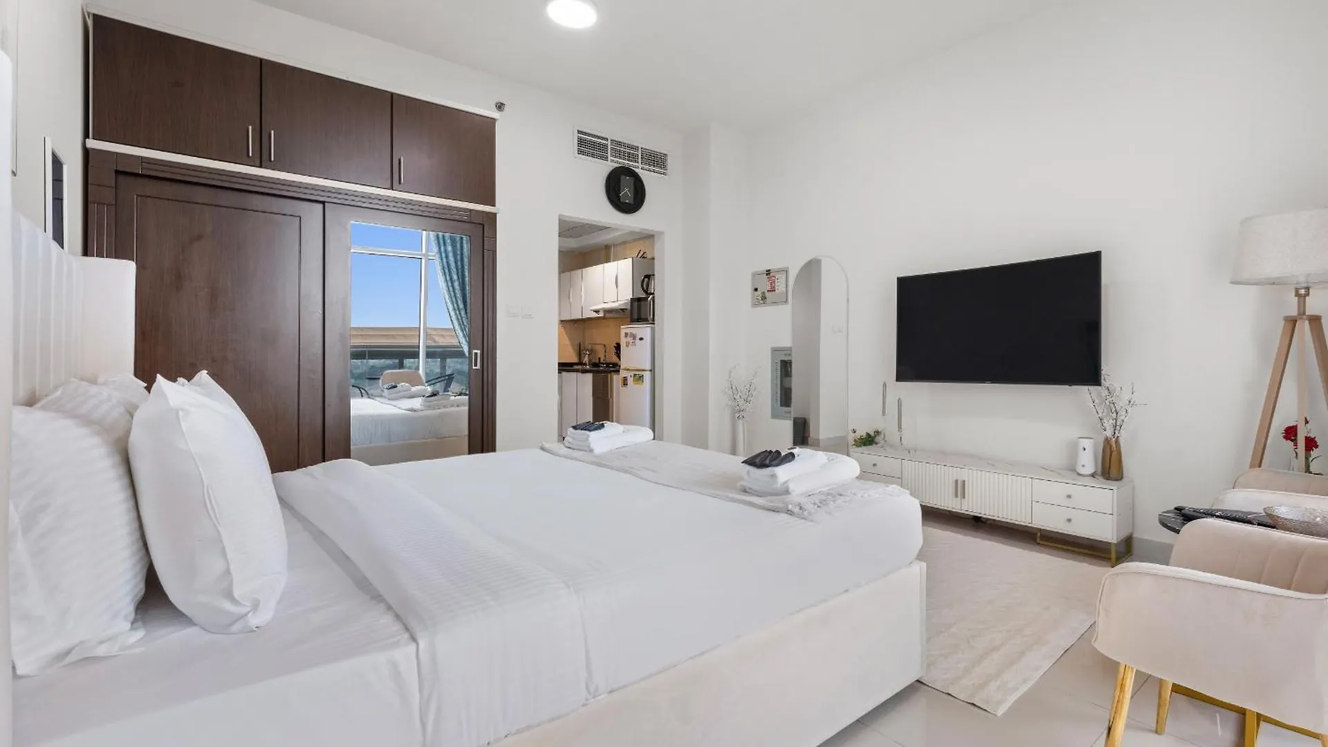 Elegant Urban Studio In Al Manara Tower, Jvt Dubai Apartment